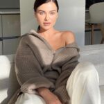 Elena Temnikova Instagram - …беру обратно свои слова, что не люблю осень🍁 Раньше я и правда так думала. Но в этом году золотая осень какая-то совершенно восхитительная. Просто вауу. Первый раз по-настоящему кайфанула от нее💛 А вы? Завтра, правда, солнце обещают выключить, но спасибо этому времени, что оно было таким классным. Надеюсь в ваших городах тоже🙌🏻