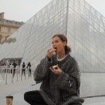 Elena Temnikova Instagram - Лувр✨ Встретить без очередей и суеты — находка :) #paris Musée du Louvre