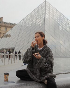Elena Temnikova Instagram - Лувр✨
Встретить без очередей и суеты — находка :)

#paris