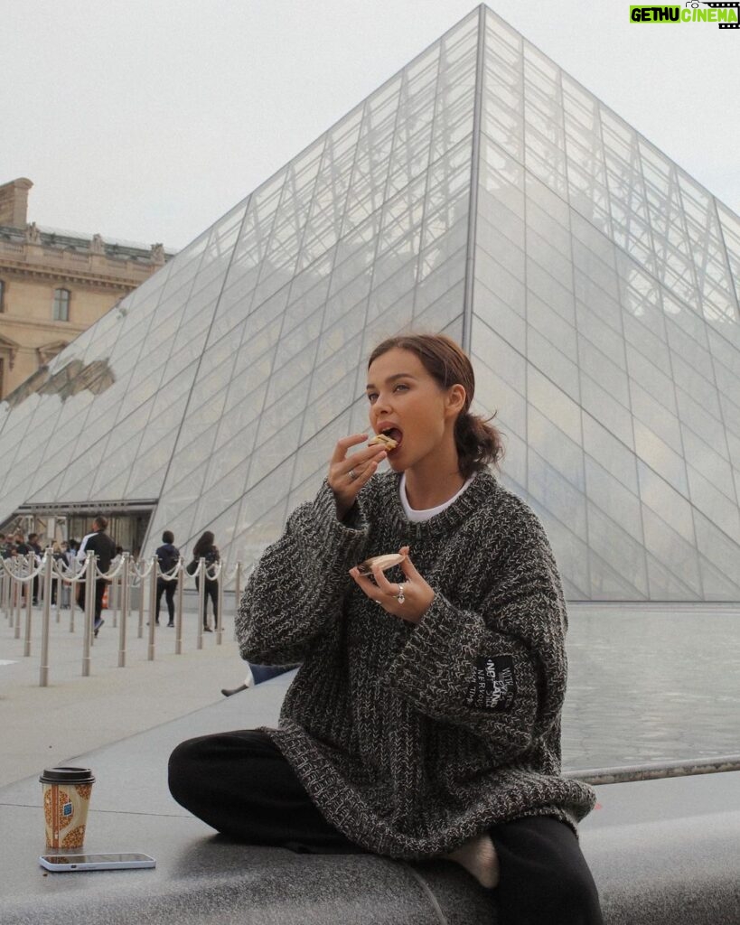 Elena Temnikova Instagram - Лувр✨ Встретить без очередей и суеты — находка :) #paris Musée du Louvre