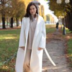 Elena Temnikova Instagram - Давайте сегодня про осень? У меня какие-то смешанные чувства. Когда тепло и красиво, как на этих фотках, то просто обожаю. Растворяюсь в ней. Наслаждаюсь. Но если осень такая серая и печальная, как сегодня в Москве, то все - я будто начинаю засыпать. Как насекомые. Вообще осенняя депрессия - реально существующий диагноз. Прочитала сейчас, что ей подвержены 5% населения стран, где есть осень. Неужели всего 5%? Такое ощущение, что больше. Для меня осень каждый раз - переходный период: грущу по лету, готовлюсь к зиме. Надо исправлять ситуацию. И искать как можно больше поводов и способов радовать себя - даже если погода не радует. А то как-то бездарно теряю каждую осень, а это, между прочим, четверть жизни. Кстати! Говорят, по статистике, те, кто родился осенью, живут дольше. У меня сестра и половина друзей празднуют сейчас дни рождения - друзья, я вас поздравляю❤️ В общем, решила, что хочу по максимуму себя радовать сейчас. Вы как, любите осень? Самое теплое и уютное кашемировое пальто для счастливой осени от @furnari_furs 😍 Спасибо за фото @yuldashev_shuhrat