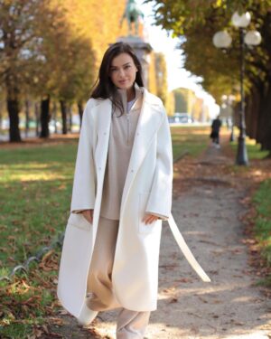 Elena Temnikova Instagram - Давайте сегодня про осень? У меня какие-то смешанные чувства. Когда тепло и красиво, как на этих фотках, то просто обожаю. Растворяюсь в ней. Наслаждаюсь.

Но если осень такая серая и печальная, как сегодня в Москве, то все - я будто начинаю засыпать. Как насекомые. Вообще осенняя депрессия - реально существующий диагноз. Прочитала сейчас, что ей подвержены 5% населения стран, где есть осень. Неужели всего 5%? Такое ощущение, что больше. Для меня осень каждый раз -  переходный период: грущу по лету, готовлюсь к зиме. Надо исправлять ситуацию. И искать как можно больше поводов и способов радовать себя - даже если погода не радует. А то как-то бездарно теряю каждую осень, а это, между прочим, четверть жизни. Кстати! Говорят, по статистике, те, кто родился осенью, живут дольше. У меня сестра и половина друзей празднуют сейчас дни рождения - друзья, я вас поздравляю❤️

В общем, решила, что хочу по максимуму себя радовать сейчас. Вы как, любите осень?

Самое теплое и уютное кашемировое пальто для счастливой осени от @furnari_furs 😍

Спасибо за фото @yuldashev_shuhrat