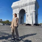 Elena Temnikova Instagram - Обернуть тканью один из главных символов Парижа мастера ленд-арта Христо и Жанна-Клод захотели еше полвека назад. Более 50 лет семейная парад легендарных арт-мастеров хотела сделать это. И это было сделано, правда, уже посмертно. Так была исполнена мечта и отдана дань уважению искусству, которое нёс Христо и его жена. Инсталляции "Триумфальная арка. В обертке" завершена специалистами из Германии. 25.000м2 серебристой плотной обертки. Пишут, что 8 швей трудились 7 месяцев над тем, чтобы раскроить и сшить вместе огромные текстильные полотна. Кстати, проект обошёлся в 17 млн евро. На две недели экспозиции. А для монтажа пришлось просверлить 200 отверстий. 3 октября, когда акция завершится, их зашпаклюют специалисты по охране памятников. #art #paris Champs Elysées