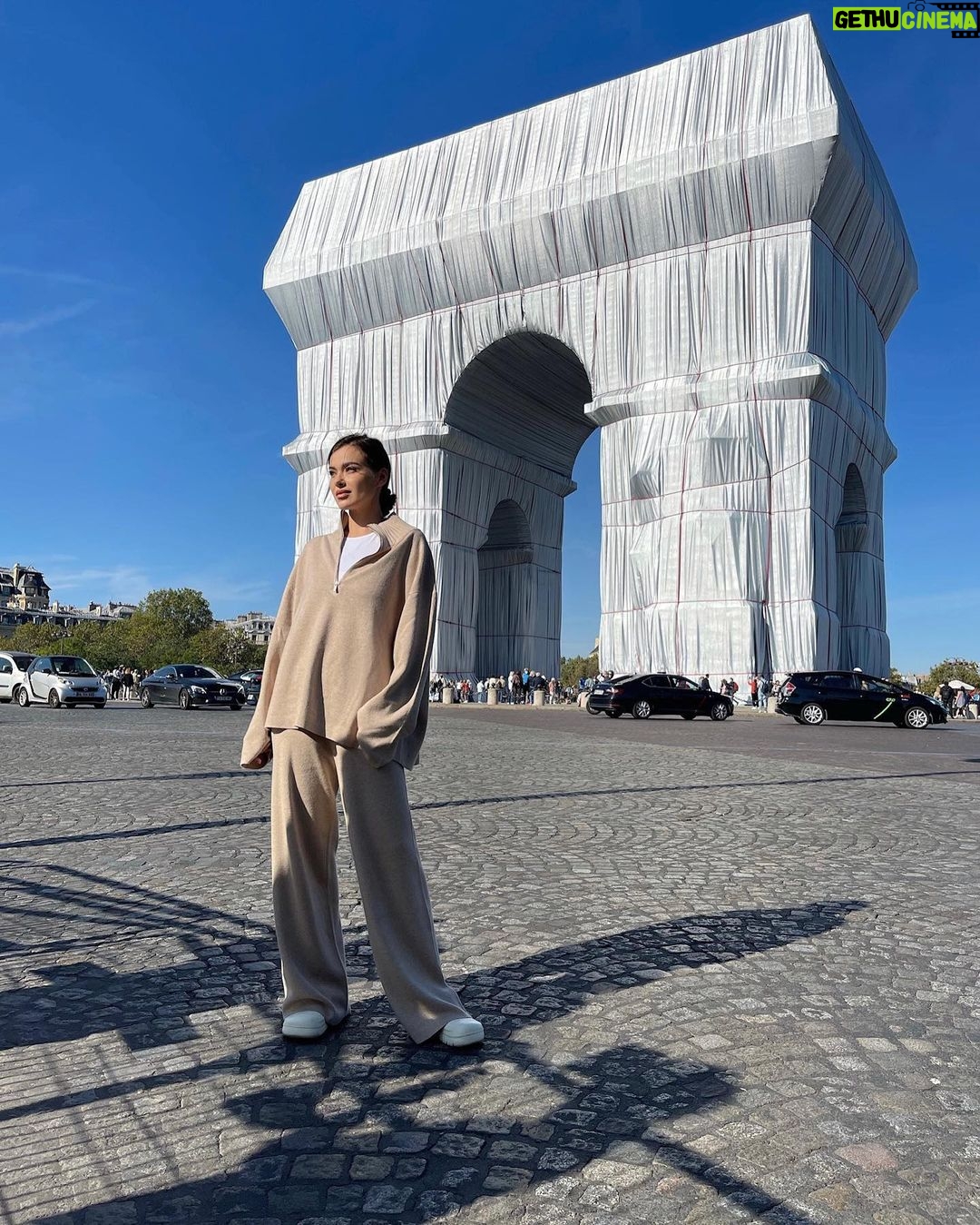 Elena Temnikova Instagram - Обернуть тканью один из главных символов Парижа мастера ленд-арта Христо и Жанна-Клод захотели еше полвека назад. Более 50 лет семейная парад легендарных арт-мастеров хотела сделать это. И это было сделано, правда, уже посмертно. Так была исполнена мечта и отдана дань уважению искусству, которое нёс Христо и его жена. Инсталляции "Триумфальная арка. В обертке" завершена специалистами из Германии. 25.000м2 серебристой плотной обертки. Пишут, что 8 швей трудились 7 месяцев над тем, чтобы раскроить и сшить вместе огромные текстильные полотна. Кстати, проект обошёлся в 17 млн евро. На две недели экспозиции. А для монтажа пришлось просверлить 200 отверстий. 3 октября, когда акция завершится, их зашпаклюют специалисты по охране памятников. #art #paris Champs Elysées