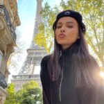 Elena Temnikova Instagram - Прогулка. Париж в этот раз — в самое сердце. 🤍🗼 Eiffel Tower