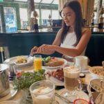 Elena Temnikova Instagram - Шесть дней я ела только правильную и здоровую пищу. Все натуральное, цельное, вкусное. Сделала мозги всем друзьям, чтобы они тоже начали. Сокрушалась, что не питалась так раньше. Это же просто поменяло мою жизнь. Но ровно до того момента, как я приехала в Париж. Запах 🥐 и хруст французской булки меня обнулили, и я забыла о своей морковке, яблоках и вымоченных орешках. А ведь даже привезла их с собой🤦‍♀️ Ну, начну идеально питаться с понедельника тогда😂 #paris Café de La Paix