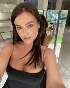 Elena Temnikova Instagram - А бабье лето будет? Хочу носить платья. Если честно, настроения совсем нет. Трудный дурацкий день. Пойду поем. Как вы?