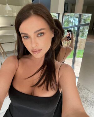 Elena Temnikova Instagram - А бабье лето будет? Хочу носить платья. Если честно, настроения совсем нет. Трудный дурацкий день. Пойду поем. Как вы?