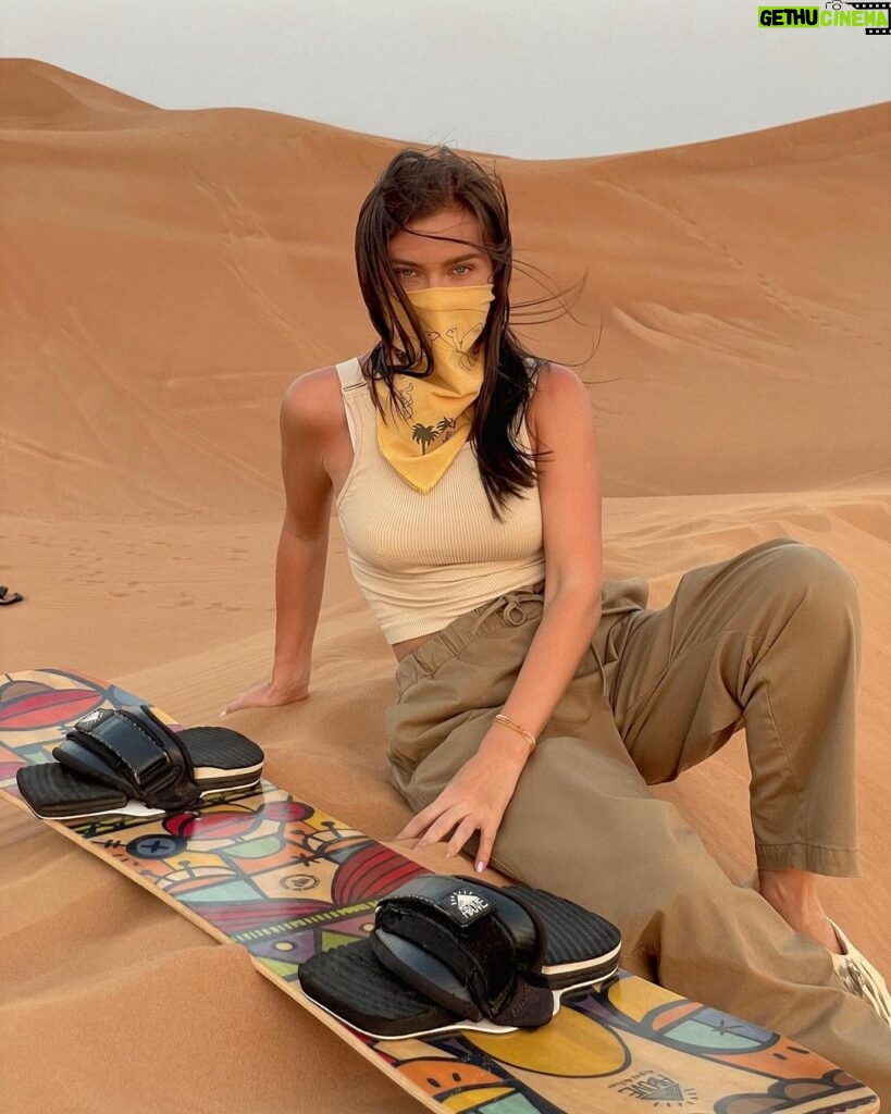 Elena Temnikova Instagram - Sandboard. Hot 🏄surfing. Кто пробовал?) как вам? Я не смогла расслабиться. Трусиха, короче. Но песок мягкий и тёплый. Падать не больно.