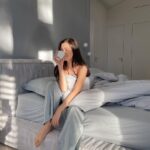Elena Temnikova Instagram - Сегодня солнечное затмение. Красиво звучит. Но говорят, что в такие дни лучше остаться дома. Не напрягаться. Расслабиться. А если вдруг кто-то вам скажет, что надо собраться и заняться делами - валите все на меня и солнце😂 Правда, у меня сегодня сумасшедший график. Полежать 🦦 не получится.