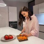 Elena Temnikova Instagram - Сегодня хочу сказать пару слов про zero-waste и поделиться одним своим лайфхаком. Не секрет, что просто тонны мусора мы производим на кухне. По статистике, одна треть всей еды в мире отправляется на свалку! А 22% выброcов парниковых газов связаны именно с органическими отходами Нам часто кажется, что мы ничего не можем изменить. Но это неправда. Нужно делать то, что можешь. Менять свои привычки, не забивать холодильник, правильно хранить. А еще использовать на полную все функции современной техники. Например, в моей духовке Electrolux Intuit Steam Pro есть классный режим - дегидрация. Можно сушить ягоды, яблоки, помидоры, грибы. Мое любимое - полезные чипсы из овощей. Особенно, если накупили много, а съесть не успеваем. Ловите рецепт. Берем несколько морковок, свеклы и помидоров (можно использовать кабачок, батат, тыкву - что залежалось в холодильнике!), режем на тонкие слайсы. Выкладываем на застеленные пергаментом противни. Включаем режим «высушивание» и забываем на 5 часов. Чипсы сушатся на очень низкой температуре, большая часть полезных веществ в овощах сохраняется. Уже в тарелке добавляем специи (соль, копченая паприка, розмарин). Вкусно нереально! #electrolux_intuit #wasteless