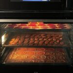 Elena Temnikova Instagram - Сегодня хочу сказать пару слов про zero-waste и поделиться одним своим лайфхаком. Не секрет, что просто тонны мусора мы производим на кухне. По статистике, одна треть всей еды в мире отправляется на свалку! А 22% выброcов парниковых газов связаны именно с органическими отходами Нам часто кажется, что мы ничего не можем изменить. Но это неправда. Нужно делать то, что можешь. Менять свои привычки, не забивать холодильник, правильно хранить. А еще использовать на полную все функции современной техники. Например, в моей духовке Electrolux Intuit Steam Pro есть классный режим - дегидрация. Можно сушить ягоды, яблоки, помидоры, грибы. Мое любимое - полезные чипсы из овощей. Особенно, если накупили много, а съесть не успеваем. Ловите рецепт. Берем несколько морковок, свеклы и помидоров (можно использовать кабачок, батат, тыкву - что залежалось в холодильнике!), режем на тонкие слайсы. Выкладываем на застеленные пергаментом противни. Включаем режим «высушивание» и забываем на 5 часов. Чипсы сушатся на очень низкой температуре, большая часть полезных веществ в овощах сохраняется. Уже в тарелке добавляем специи (соль, копченая паприка, розмарин). Вкусно нереально! #electrolux_intuit #wasteless