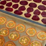 Elena Temnikova Instagram - Сегодня хочу сказать пару слов про zero-waste и поделиться одним своим лайфхаком. Не секрет, что просто тонны мусора мы производим на кухне. По статистике, одна треть всей еды в мире отправляется на свалку! А 22% выброcов парниковых газов связаны именно с органическими отходами Нам часто кажется, что мы ничего не можем изменить. Но это неправда. Нужно делать то, что можешь. Менять свои привычки, не забивать холодильник, правильно хранить. А еще использовать на полную все функции современной техники. Например, в моей духовке Electrolux Intuit Steam Pro есть классный режим - дегидрация. Можно сушить ягоды, яблоки, помидоры, грибы. Мое любимое - полезные чипсы из овощей. Особенно, если накупили много, а съесть не успеваем. Ловите рецепт. Берем несколько морковок, свеклы и помидоров (можно использовать кабачок, батат, тыкву - что залежалось в холодильнике!), режем на тонкие слайсы. Выкладываем на застеленные пергаментом противни. Включаем режим «высушивание» и забываем на 5 часов. Чипсы сушатся на очень низкой температуре, большая часть полезных веществ в овощах сохраняется. Уже в тарелке добавляем специи (соль, копченая паприка, розмарин). Вкусно нереально! #electrolux_intuit #wasteless