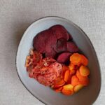 Elena Temnikova Instagram - Сегодня хочу сказать пару слов про zero-waste и поделиться одним своим лайфхаком. Не секрет, что просто тонны мусора мы производим на кухне. По статистике, одна треть всей еды в мире отправляется на свалку! А 22% выброcов парниковых газов связаны именно с органическими отходами Нам часто кажется, что мы ничего не можем изменить. Но это неправда. Нужно делать то, что можешь. Менять свои привычки, не забивать холодильник, правильно хранить. А еще использовать на полную все функции современной техники. Например, в моей духовке Electrolux Intuit Steam Pro есть классный режим - дегидрация. Можно сушить ягоды, яблоки, помидоры, грибы. Мое любимое - полезные чипсы из овощей. Особенно, если накупили много, а съесть не успеваем. Ловите рецепт. Берем несколько морковок, свеклы и помидоров (можно использовать кабачок, батат, тыкву - что залежалось в холодильнике!), режем на тонкие слайсы. Выкладываем на застеленные пергаментом противни. Включаем режим «высушивание» и забываем на 5 часов. Чипсы сушатся на очень низкой температуре, большая часть полезных веществ в овощах сохраняется. Уже в тарелке добавляем специи (соль, копченая паприка, розмарин). Вкусно нереально! #electrolux_intuit #wasteless