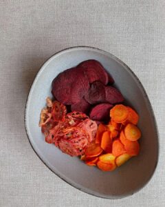 Elena Temnikova Instagram - Сегодня хочу сказать пару слов про zero-waste и поделиться одним своим лайфхаком. Не секрет, что просто тонны мусора мы производим на кухне. По статистике, одна треть всей еды в мире отправляется на свалку! А 22% выброcов парниковых газов связаны именно с органическими отходами Нам часто кажется, что мы ничего не можем изменить. Но это неправда. Нужно делать то, что можешь. Менять свои привычки, не забивать холодильник, правильно хранить. А еще использовать на полную все функции современной техники. Например, в моей духовке Electrolux Intuit Steam Pro есть классный режим - дегидрация. Можно сушить ягоды, яблоки, помидоры, грибы. Мое любимое - полезные чипсы из овощей. Особенно, если накупили много, а съесть не успеваем. Ловите рецепт. Берем несколько морковок, свеклы и помидоров (можно использовать кабачок, батат, тыкву - что залежалось в холодильнике!), режем на тонкие слайсы. Выкладываем на застеленные пергаментом противни. Включаем режим «высушивание» и забываем на 5 часов. Чипсы сушатся на очень низкой температуре, большая часть полезных веществ в овощах сохраняется. Уже в тарелке добавляем специи (соль, копченая паприка, розмарин). Вкусно нереально! #electrolux_intuit #wasteless