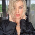 Elena Temnikova Instagram - Вы знаете, сколько раз меня посещали мысли кардинально поменять свой цвет волос? Да и сейчас рука нет-нет да тянется в сторону осветляющей краски 😂 Как хорошо, что сейчас уйма вариантов легко примерить на себя новый образ (огромный выбор оттенков краски для волос, парики, накладные пряди, очень реалистичные приложения и маски). Листай карусель с моими прошлыми экспериментами👉 Но все же сейчас у меня тот образ и цвет волос, с которым я чувствую себя максимально гармонично. Чувствую себя собой 🙂 Для тех, кто очень хотел узнать: сейчас мой оттенок тёмный шоколад. И это прям моё! Если вы в поиске или хотите обновить свой оттенок, скорее гоу за краской Syoss в Магнит Косметик. Это мастхэв, когда хотите получить яркий цвет и качество волос как после салона. И заодно выиграть стайлер последнего поколения в розыгрыше от Syoss х Магнит Косметик. Все подробности здесь — @magnitcosmetic. 😉 Переходите, подписывайтесь и участвуйте. P.S. В палитре Syoss моя любовь - оттенок 3-8 Тёмный шоколад🍫 А как вы думаете, какой цвет мне больше идёт?