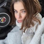 Elena Temnikova Instagram - Вы знаете, сколько раз меня посещали мысли кардинально поменять свой цвет волос? Да и сейчас рука нет-нет да тянется в сторону осветляющей краски 😂 Как хорошо, что сейчас уйма вариантов легко примерить на себя новый образ (огромный выбор оттенков краски для волос, парики, накладные пряди, очень реалистичные приложения и маски). Листай карусель с моими прошлыми экспериментами👉 Но все же сейчас у меня тот образ и цвет волос, с которым я чувствую себя максимально гармонично. Чувствую себя собой 🙂 Для тех, кто очень хотел узнать: сейчас мой оттенок тёмный шоколад. И это прям моё! Если вы в поиске или хотите обновить свой оттенок, скорее гоу за краской Syoss в Магнит Косметик. Это мастхэв, когда хотите получить яркий цвет и качество волос как после салона. И заодно выиграть стайлер последнего поколения в розыгрыше от Syoss х Магнит Косметик. Все подробности здесь — @magnitcosmetic. 😉 Переходите, подписывайтесь и участвуйте. P.S. В палитре Syoss моя любовь - оттенок 3-8 Тёмный шоколад🍫 А как вы думаете, какой цвет мне больше идёт?