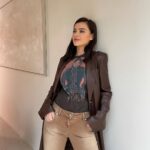 Elena Temnikova Instagram - Красивый лук. Ну очень. 🤎Плащ @sportmax Футболка @telfarglobal Джинсы @blumarine Обувь @marcjacobs