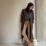 Elena Temnikova Instagram - Красивый лук. Ну очень. 🤎Плащ @sportmax Футболка @telfarglobal Джинсы @blumarine Обувь @marcjacobs