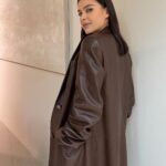 Elena Temnikova Instagram - Красивый лук. Ну очень. 🤎Плащ @sportmax Футболка @telfarglobal Джинсы @blumarine Обувь @marcjacobs