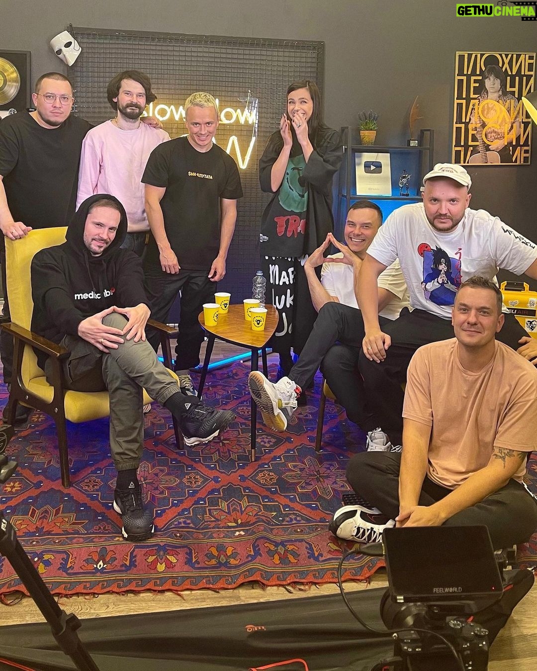 Elena Temnikova Instagram - Ребят, вчера вышел выпуск Плохих песен #41, где мы с Соболевым шутили - вернее, шутил Соболев, а я веселилась. Если любите это шоу и еще не видели наш выпуск - не пропустите! Идите смотреть прямо сейчас. Но предупреждаю. Контент 18+ и для тех кто не краснеет от нецензурной лексики. А мне всегда было интересно, кто авторы этих «плохих» песен. Листайте карусель - уговорила ребят раскрыть себя. Спасибо за приглашение. Люблю обожаю #плохиепесни