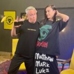 Elena Temnikova Instagram - Ребят, вчера вышел выпуск Плохих песен #41, где мы с Соболевым шутили - вернее, шутил Соболев, а я веселилась. Если любите это шоу и еще не видели наш выпуск - не пропустите! Идите смотреть прямо сейчас. Но предупреждаю. Контент 18+ и для тех кто не краснеет от нецензурной лексики. А мне всегда было интересно, кто авторы этих «плохих» песен. Листайте карусель - уговорила ребят раскрыть себя. Спасибо за приглашение. Люблю обожаю #плохиепесни
