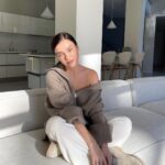 Elena Temnikova Instagram - …беру обратно свои слова, что не люблю осень🍁 Раньше я и правда так думала. Но в этом году золотая осень какая-то совершенно восхитительная. Просто вауу. Первый раз по-настоящему кайфанула от нее💛 А вы? Завтра, правда, солнце обещают выключить, но спасибо этому времени, что оно было таким классным. Надеюсь в ваших городах тоже🙌🏻