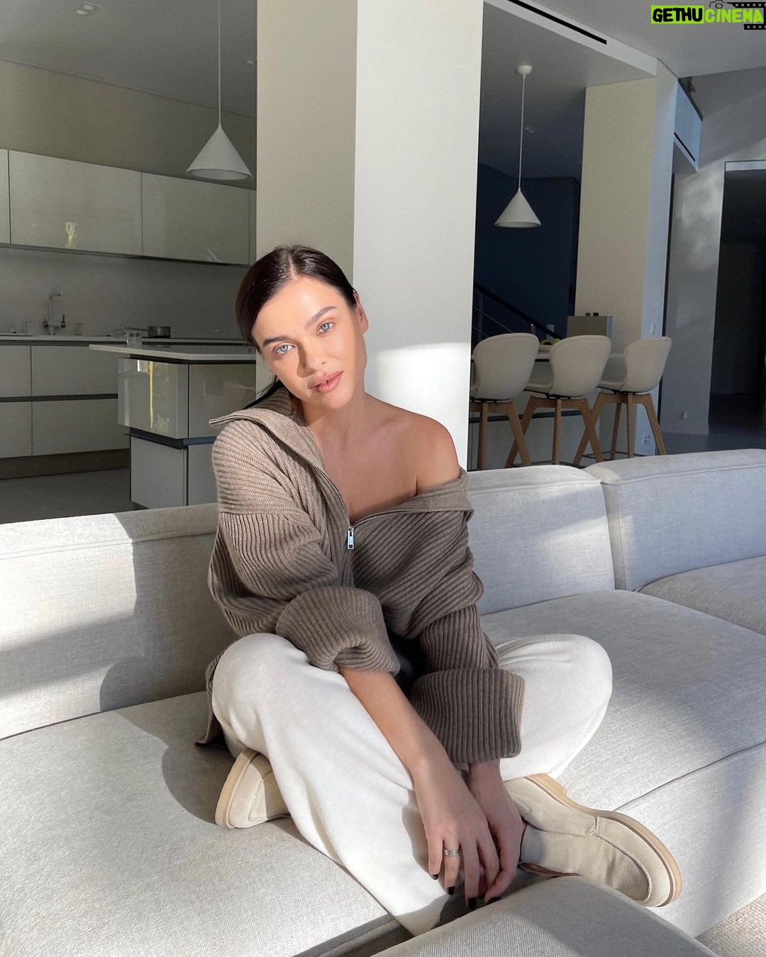 Elena Temnikova Instagram - …беру обратно свои слова, что не люблю осень🍁 Раньше я и правда так думала. Но в этом году золотая осень какая-то совершенно восхитительная. Просто вауу. Первый раз по-настоящему кайфанула от нее💛 А вы? Завтра, правда, солнце обещают выключить, но спасибо этому времени, что оно было таким классным. Надеюсь в ваших городах тоже🙌🏻