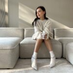 Elena Temnikova Instagram - в очень красивой🤍💎новой коллекции @jimmychoo. Оксана🤍 @oxana_bondarenko, спасибо Они сводят с ума своим блеском. #jimmychoo