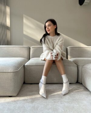 Elena Temnikova Instagram - в очень красивой🤍💎новой коллекции @jimmychoo. 
Оксана🤍 @oxana_bondarenko, спасибо Они сводят с ума своим блеском. #jimmychoo