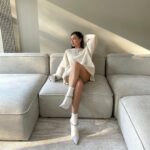 Elena Temnikova Instagram - в очень красивой🤍💎новой коллекции @jimmychoo. Оксана🤍 @oxana_bondarenko, спасибо Они сводят с ума своим блеском. #jimmychoo
