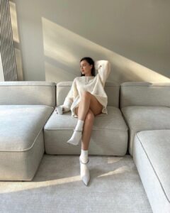 Elena Temnikova Instagram - в очень красивой🤍💎новой коллекции @jimmychoo. Оксана🤍 @oxana_bondarenko, спасибо Они сводят с ума своим блеском. #jimmychoo
