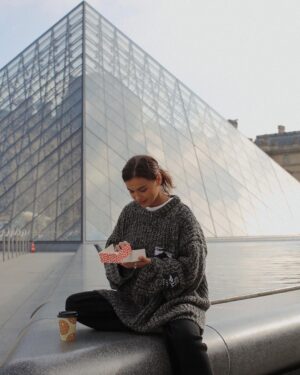 Elena Temnikova Instagram - Лувр✨
Встретить без очередей и суеты — находка :)

#paris