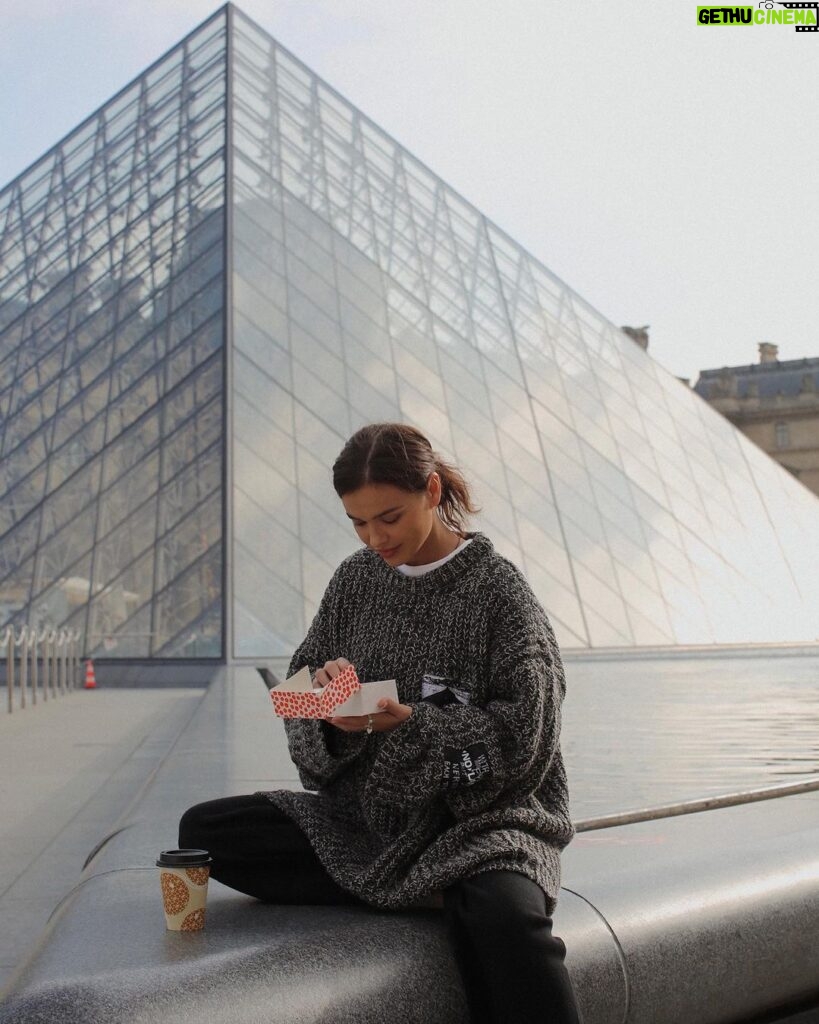 Elena Temnikova Instagram - Лувр✨ Встретить без очередей и суеты — находка :) #paris Musée du Louvre