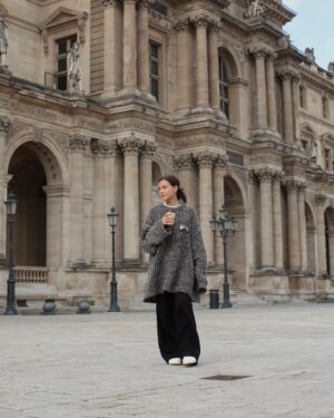 Elena Temnikova Instagram - Лувр✨
Встретить без очередей и суеты — находка :)

#paris
