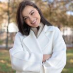 Elena Temnikova Instagram - Давайте сегодня про осень? У меня какие-то смешанные чувства. Когда тепло и красиво, как на этих фотках, то просто обожаю. Растворяюсь в ней. Наслаждаюсь. Но если осень такая серая и печальная, как сегодня в Москве, то все - я будто начинаю засыпать. Как насекомые. Вообще осенняя депрессия - реально существующий диагноз. Прочитала сейчас, что ей подвержены 5% населения стран, где есть осень. Неужели всего 5%? Такое ощущение, что больше. Для меня осень каждый раз - переходный период: грущу по лету, готовлюсь к зиме. Надо исправлять ситуацию. И искать как можно больше поводов и способов радовать себя - даже если погода не радует. А то как-то бездарно теряю каждую осень, а это, между прочим, четверть жизни. Кстати! Говорят, по статистике, те, кто родился осенью, живут дольше. У меня сестра и половина друзей празднуют сейчас дни рождения - друзья, я вас поздравляю❤️ В общем, решила, что хочу по максимуму себя радовать сейчас. Вы как, любите осень? Самое теплое и уютное кашемировое пальто для счастливой осени от @furnari_furs 😍 Спасибо за фото @yuldashev_shuhrat
