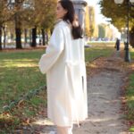 Elena Temnikova Instagram - Давайте сегодня про осень? У меня какие-то смешанные чувства. Когда тепло и красиво, как на этих фотках, то просто обожаю. Растворяюсь в ней. Наслаждаюсь. Но если осень такая серая и печальная, как сегодня в Москве, то все - я будто начинаю засыпать. Как насекомые. Вообще осенняя депрессия - реально существующий диагноз. Прочитала сейчас, что ей подвержены 5% населения стран, где есть осень. Неужели всего 5%? Такое ощущение, что больше. Для меня осень каждый раз - переходный период: грущу по лету, готовлюсь к зиме. Надо исправлять ситуацию. И искать как можно больше поводов и способов радовать себя - даже если погода не радует. А то как-то бездарно теряю каждую осень, а это, между прочим, четверть жизни. Кстати! Говорят, по статистике, те, кто родился осенью, живут дольше. У меня сестра и половина друзей празднуют сейчас дни рождения - друзья, я вас поздравляю❤️ В общем, решила, что хочу по максимуму себя радовать сейчас. Вы как, любите осень? Самое теплое и уютное кашемировое пальто для счастливой осени от @furnari_furs 😍 Спасибо за фото @yuldashev_shuhrat