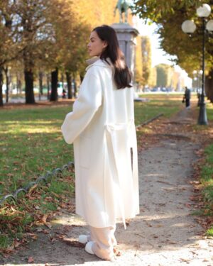 Elena Temnikova Instagram - Давайте сегодня про осень? У меня какие-то смешанные чувства. Когда тепло и красиво, как на этих фотках, то просто обожаю. Растворяюсь в ней. Наслаждаюсь.

Но если осень такая серая и печальная, как сегодня в Москве, то все - я будто начинаю засыпать. Как насекомые. Вообще осенняя депрессия - реально существующий диагноз. Прочитала сейчас, что ей подвержены 5% населения стран, где есть осень. Неужели всего 5%? Такое ощущение, что больше. Для меня осень каждый раз -  переходный период: грущу по лету, готовлюсь к зиме. Надо исправлять ситуацию. И искать как можно больше поводов и способов радовать себя - даже если погода не радует. А то как-то бездарно теряю каждую осень, а это, между прочим, четверть жизни. Кстати! Говорят, по статистике, те, кто родился осенью, живут дольше. У меня сестра и половина друзей празднуют сейчас дни рождения - друзья, я вас поздравляю❤️

В общем, решила, что хочу по максимуму себя радовать сейчас. Вы как, любите осень?

Самое теплое и уютное кашемировое пальто для счастливой осени от @furnari_furs 😍

Спасибо за фото @yuldashev_shuhrat