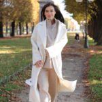 Elena Temnikova Instagram - Давайте сегодня про осень? У меня какие-то смешанные чувства. Когда тепло и красиво, как на этих фотках, то просто обожаю. Растворяюсь в ней. Наслаждаюсь. Но если осень такая серая и печальная, как сегодня в Москве, то все - я будто начинаю засыпать. Как насекомые. Вообще осенняя депрессия - реально существующий диагноз. Прочитала сейчас, что ей подвержены 5% населения стран, где есть осень. Неужели всего 5%? Такое ощущение, что больше. Для меня осень каждый раз - переходный период: грущу по лету, готовлюсь к зиме. Надо исправлять ситуацию. И искать как можно больше поводов и способов радовать себя - даже если погода не радует. А то как-то бездарно теряю каждую осень, а это, между прочим, четверть жизни. Кстати! Говорят, по статистике, те, кто родился осенью, живут дольше. У меня сестра и половина друзей празднуют сейчас дни рождения - друзья, я вас поздравляю❤️ В общем, решила, что хочу по максимуму себя радовать сейчас. Вы как, любите осень? Самое теплое и уютное кашемировое пальто для счастливой осени от @furnari_furs 😍 Спасибо за фото @yuldashev_shuhrat