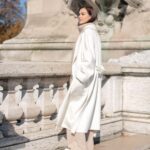 Elena Temnikova Instagram - Давайте сегодня про осень? У меня какие-то смешанные чувства. Когда тепло и красиво, как на этих фотках, то просто обожаю. Растворяюсь в ней. Наслаждаюсь. Но если осень такая серая и печальная, как сегодня в Москве, то все - я будто начинаю засыпать. Как насекомые. Вообще осенняя депрессия - реально существующий диагноз. Прочитала сейчас, что ей подвержены 5% населения стран, где есть осень. Неужели всего 5%? Такое ощущение, что больше. Для меня осень каждый раз - переходный период: грущу по лету, готовлюсь к зиме. Надо исправлять ситуацию. И искать как можно больше поводов и способов радовать себя - даже если погода не радует. А то как-то бездарно теряю каждую осень, а это, между прочим, четверть жизни. Кстати! Говорят, по статистике, те, кто родился осенью, живут дольше. У меня сестра и половина друзей празднуют сейчас дни рождения - друзья, я вас поздравляю❤️ В общем, решила, что хочу по максимуму себя радовать сейчас. Вы как, любите осень? Самое теплое и уютное кашемировое пальто для счастливой осени от @furnari_furs 😍 Спасибо за фото @yuldashev_shuhrat