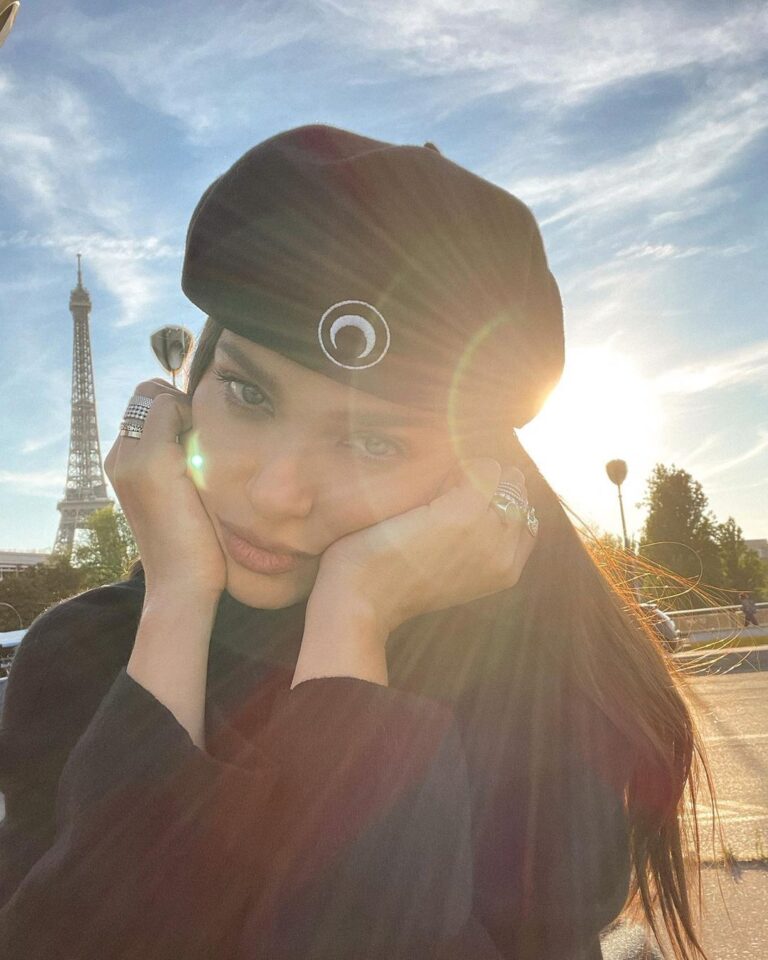 Elena Temnikova Instagram - Прогулка. Париж в этот раз — в самое сердце. 🤍🗼 Eiffel Tower