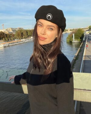 Elena Temnikova Instagram - Прогулка.
Париж в этот раз — в самое сердце. 

🤍🗼