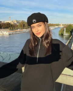 Elena Temnikova Instagram - Прогулка. Париж в этот раз — в самое сердце. 🤍🗼 Eiffel Tower