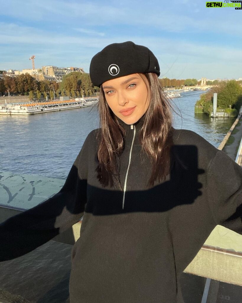 Elena Temnikova Instagram - Прогулка. Париж в этот раз — в самое сердце. 🤍🗼 Eiffel Tower
