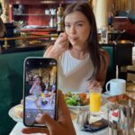 Elena Temnikova Instagram - Шесть дней я ела только правильную и здоровую пищу. Все натуральное, цельное, вкусное. Сделала мозги всем друзьям, чтобы они тоже начали. Сокрушалась, что не питалась так раньше. Это же просто поменяло мою жизнь. Но ровно до того момента, как я приехала в Париж. Запах 🥐 и хруст французской булки меня обнулили, и я забыла о своей морковке, яблоках и вымоченных орешках. А ведь даже привезла их с собой🤦‍♀️ Ну, начну идеально питаться с понедельника тогда😂 #paris Café de La Paix