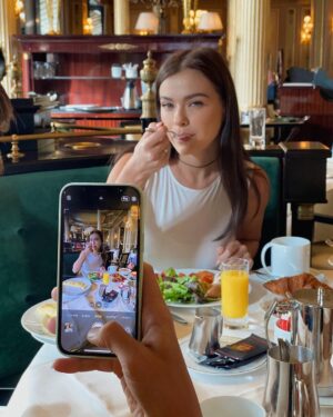 Elena Temnikova Instagram - Шесть дней я ела только правильную и здоровую пищу. Все натуральное, цельное, вкусное. Сделала мозги всем друзьям, чтобы они тоже начали. Сокрушалась, что не питалась так раньше. Это же просто поменяло мою жизнь.

Но ровно до того момента, как я приехала в Париж. Запах 🥐 и хруст французской булки меня обнулили, и я забыла о своей морковке, яблоках и вымоченных орешках. А ведь даже привезла их с собой🤦‍♀️

Ну, начну идеально питаться с понедельника тогда😂

#paris