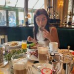 Elena Temnikova Instagram - Шесть дней я ела только правильную и здоровую пищу. Все натуральное, цельное, вкусное. Сделала мозги всем друзьям, чтобы они тоже начали. Сокрушалась, что не питалась так раньше. Это же просто поменяло мою жизнь. Но ровно до того момента, как я приехала в Париж. Запах 🥐 и хруст французской булки меня обнулили, и я забыла о своей морковке, яблоках и вымоченных орешках. А ведь даже привезла их с собой🤦‍♀️ Ну, начну идеально питаться с понедельника тогда😂 #paris Café de La Paix