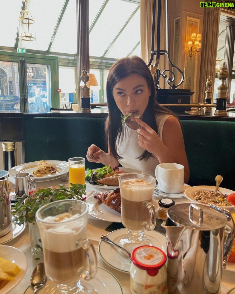 Elena Temnikova Instagram - Шесть дней я ела только правильную и здоровую пищу. Все натуральное, цельное, вкусное. Сделала мозги всем друзьям, чтобы они тоже начали. Сокрушалась, что не питалась так раньше. Это же просто поменяло мою жизнь. Но ровно до того момента, как я приехала в Париж. Запах 🥐 и хруст французской булки меня обнулили, и я забыла о своей морковке, яблоках и вымоченных орешках. А ведь даже привезла их с собой🤦‍♀️ Ну, начну идеально питаться с понедельника тогда😂 #paris Café de La Paix