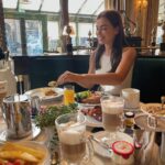 Elena Temnikova Instagram - Шесть дней я ела только правильную и здоровую пищу. Все натуральное, цельное, вкусное. Сделала мозги всем друзьям, чтобы они тоже начали. Сокрушалась, что не питалась так раньше. Это же просто поменяло мою жизнь. Но ровно до того момента, как я приехала в Париж. Запах 🥐 и хруст французской булки меня обнулили, и я забыла о своей морковке, яблоках и вымоченных орешках. А ведь даже привезла их с собой🤦‍♀️ Ну, начну идеально питаться с понедельника тогда😂 #paris Café de La Paix