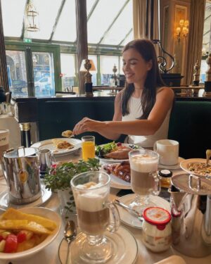 Elena Temnikova Instagram - Шесть дней я ела только правильную и здоровую пищу. Все натуральное, цельное, вкусное. Сделала мозги всем друзьям, чтобы они тоже начали. Сокрушалась, что не питалась так раньше. Это же просто поменяло мою жизнь.

Но ровно до того момента, как я приехала в Париж. Запах 🥐 и хруст французской булки меня обнулили, и я забыла о своей морковке, яблоках и вымоченных орешках. А ведь даже привезла их с собой🤦‍♀️

Ну, начну идеально питаться с понедельника тогда😂

#paris